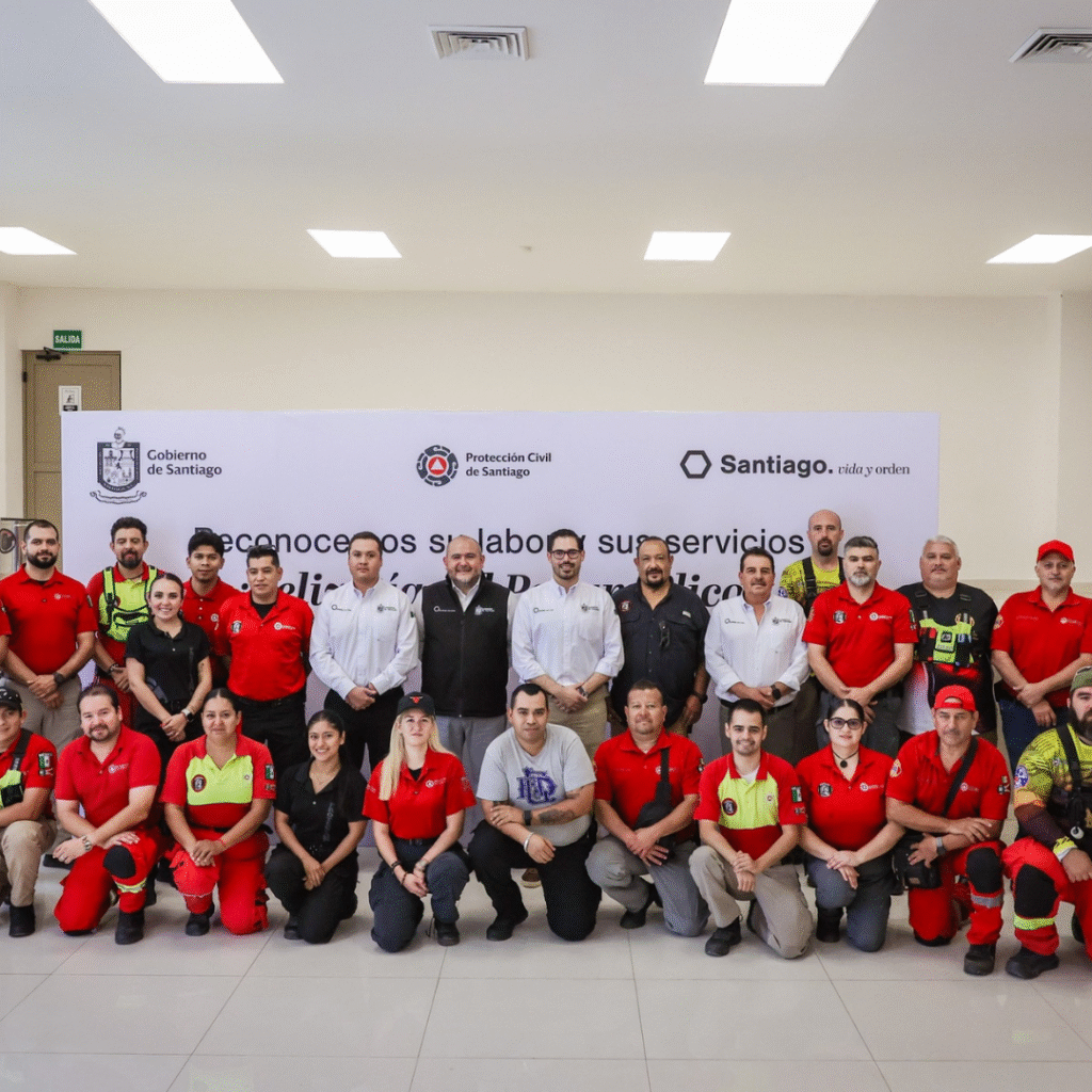 Día del Paramédico, David de la Peña, Protección Civil Santiago, reconocimiento, paramédicos, bomberos, socorristas, uniformes nuevos, años de servicio, emergencia, vocación de servicio,