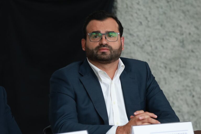 Jorge Espronceda, titular de Servicios Públicos de Santiago, en la mesa de trabajo del Congreso.